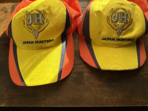 並べて猟友会のキャップ
