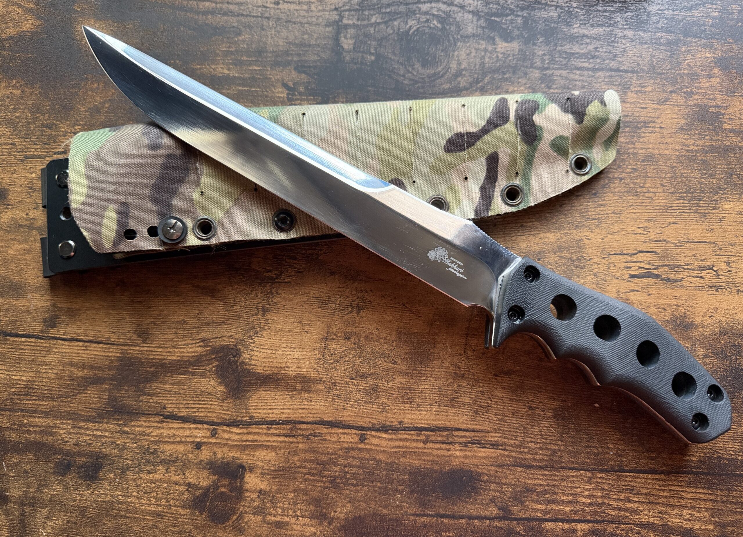 Makkari knivesの筑豊山刀の左側面