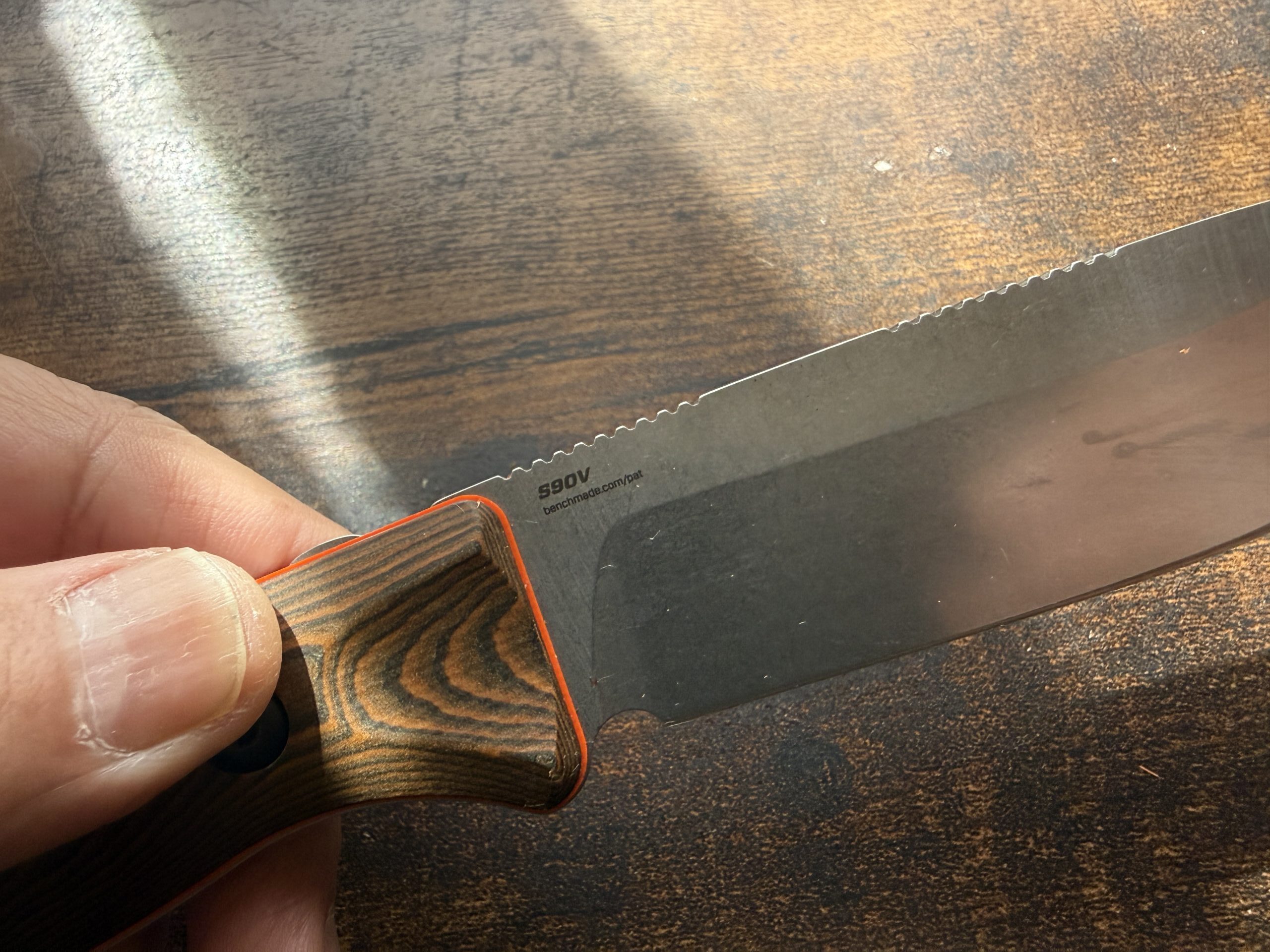 ベンチメイド 15002-1 サドル・マウンテン スキナーの鋼材名が書いてある部分