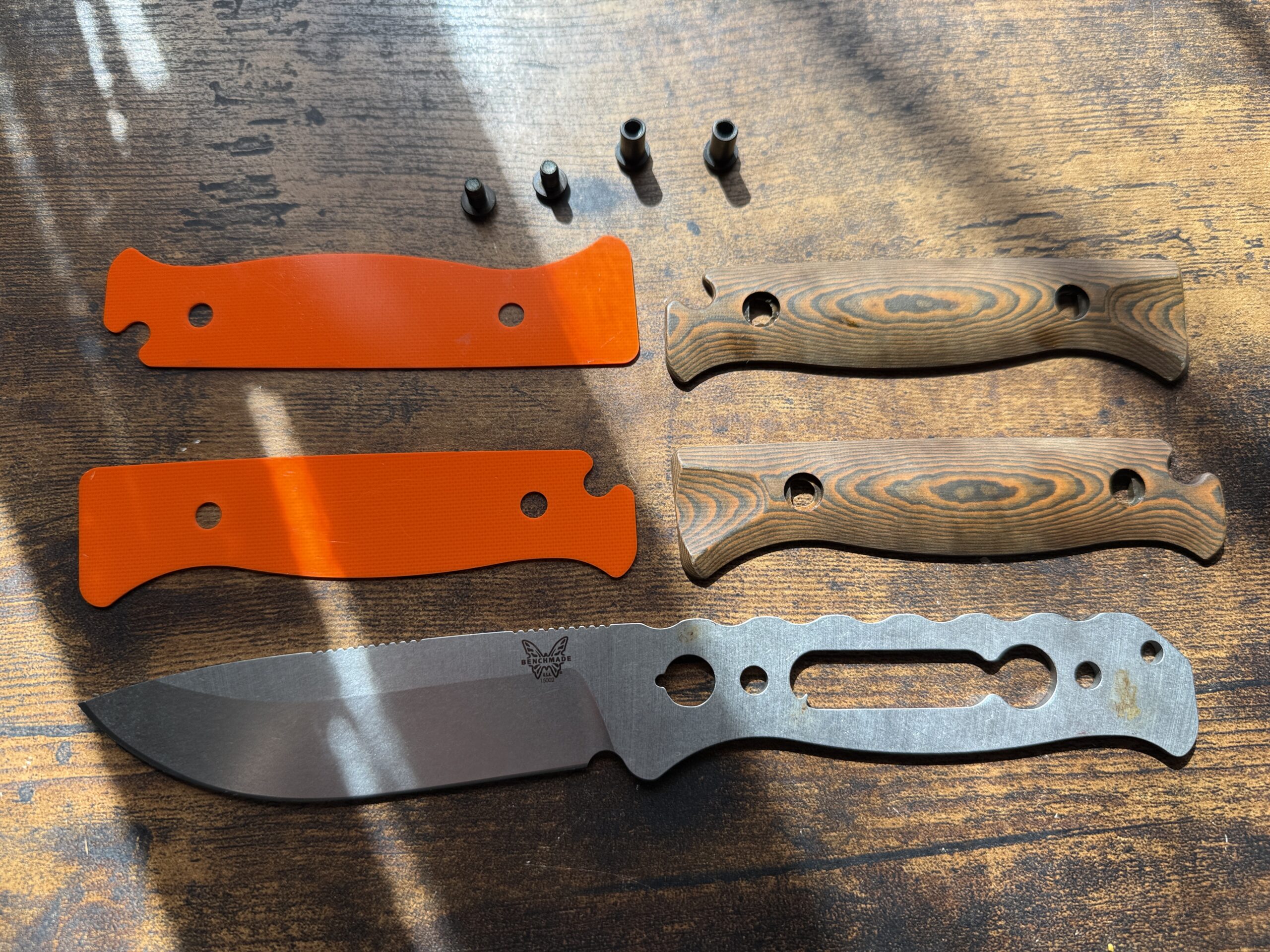 ベンチメイド 15002-1 サドル・マウンテン スキナーをばらばらにした状態