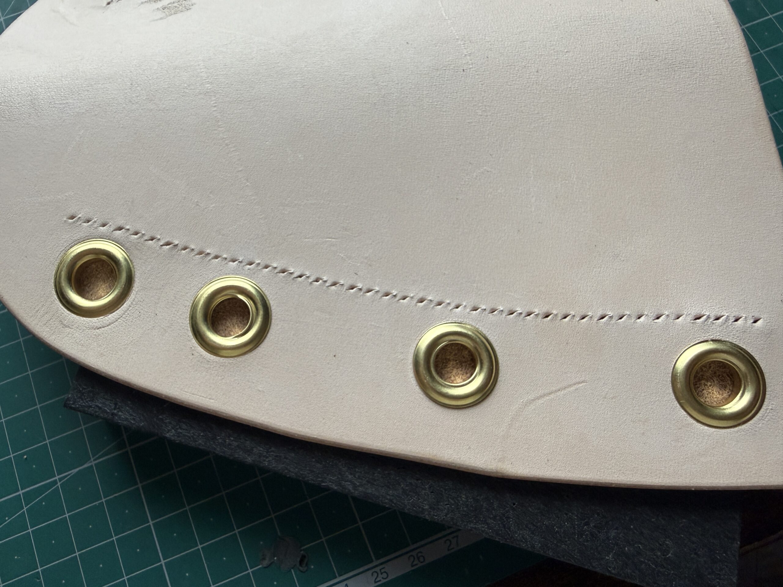 菱目で穴あけ