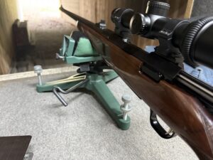 スコープを取り付けたミロクMSS-20を射撃場のフロントレストに載せた様子