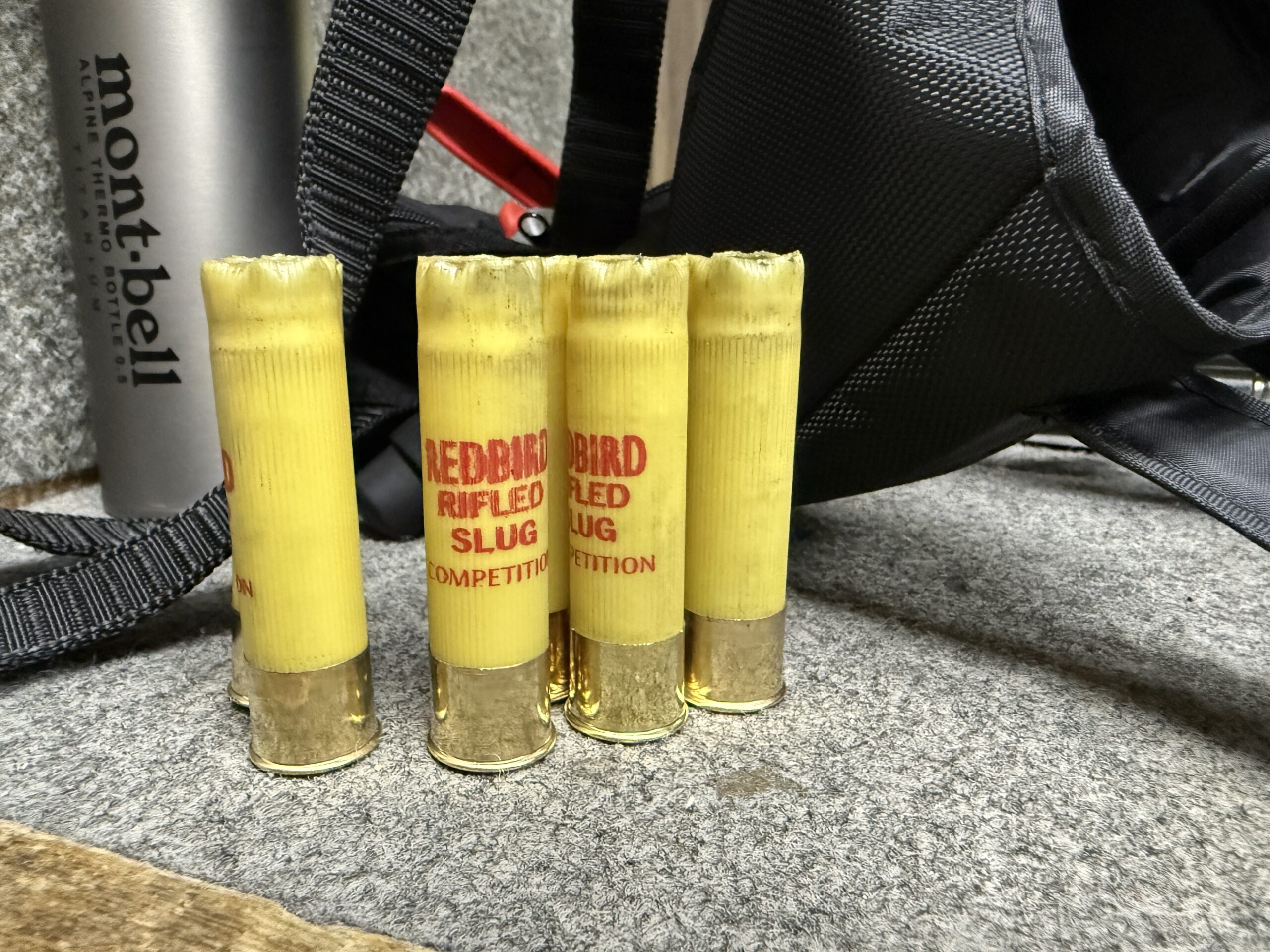 射撃後に並べたレッドバードのスラッグ弾の空薬莢