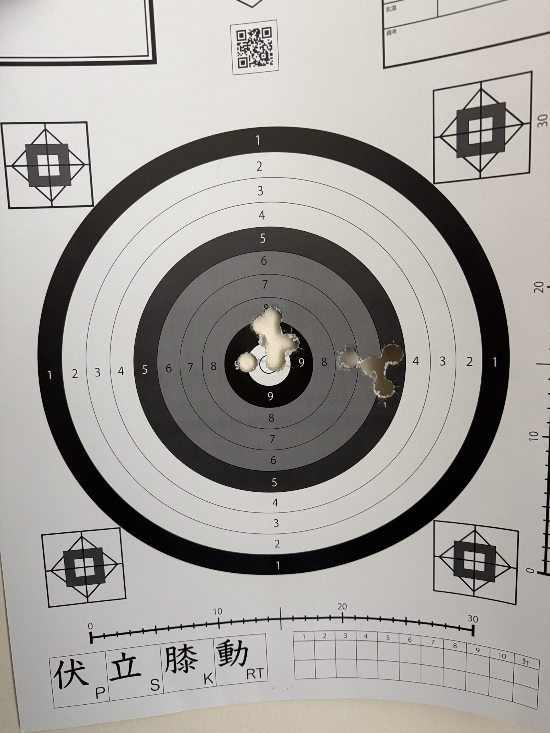 中心付近と右側にスラッグ弾の着弾痕が残るカカシラボの射撃標的
